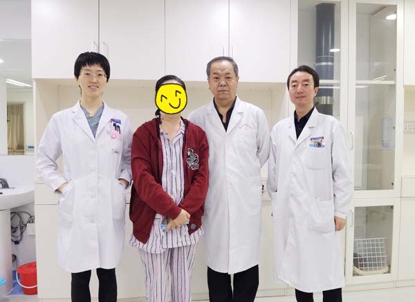 出院前与患者合影.jpg